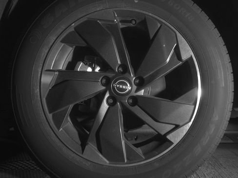 Used 2025 Nissan Rogue SV image 12