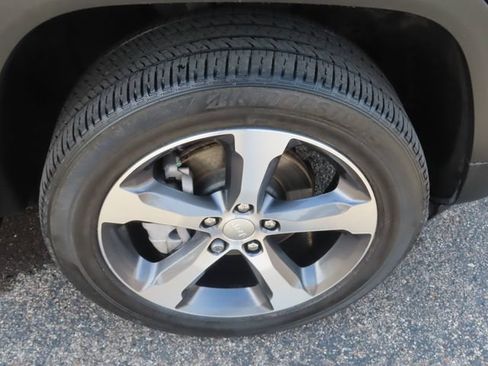 Used 2023 Jeep Grand Cherokee Limited w/ Luxury Tech Group II AWD/4WD image 15