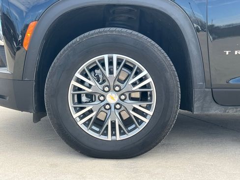 Used 2025 Chevrolet Traverse LT image 8