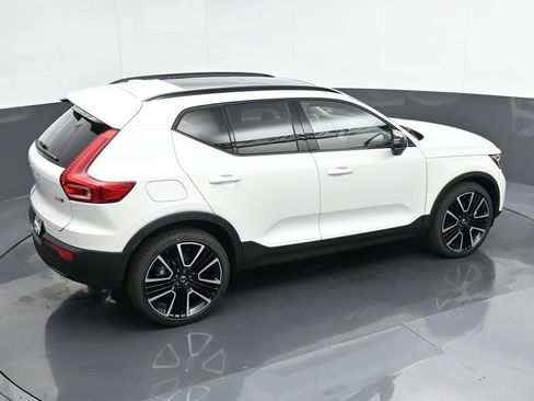 New 2025 Volvo XC40 B5 Plus w/ Climate Package image 32