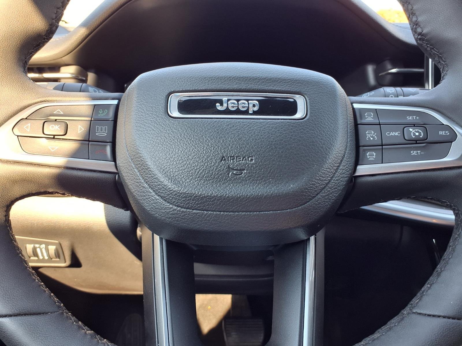 Used 2025 Jeep Compass Limited w/ Elite Group AWD/4WD image 14