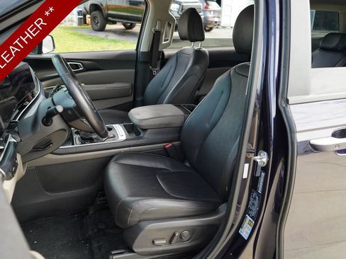Used 2025 Kia Carnival FWD image 7