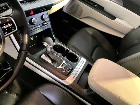 Used 2023 Kia Carnival LX FWD image 32