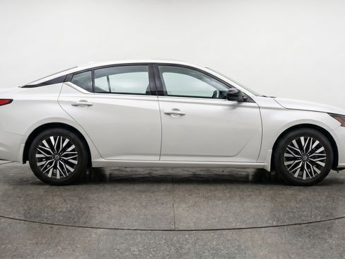 Used 2025 Nissan Altima 2.5 SV FWD image 11