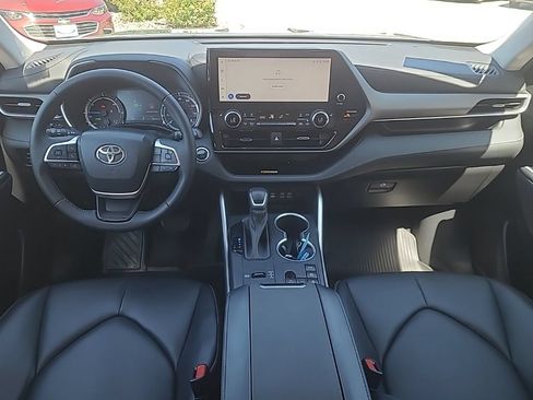 Used 2023 Toyota Highlander XLE AWD/4WD image 13