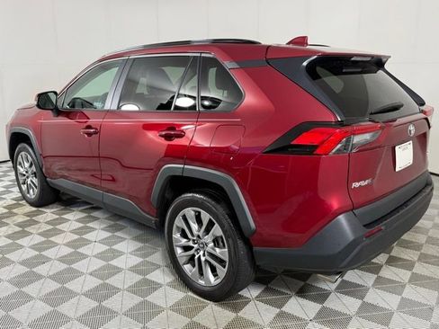 Used 2022 Toyota RAV4 XLE Premium image 5