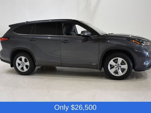 Used 2022 Toyota Highlander LE image 3