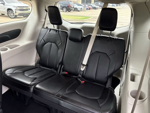 Used 2024 Chrysler Pacifica Touring-L FWD image 28