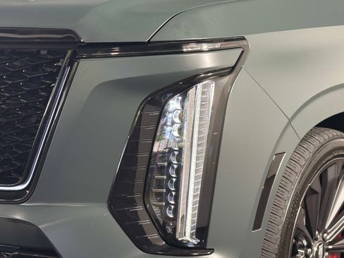Used 2025 Cadillac Escalade V AWD/4WD image 10