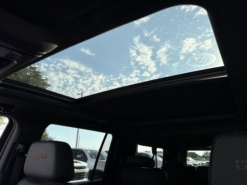 New 2026 Chevrolet Suburban High Country image 21