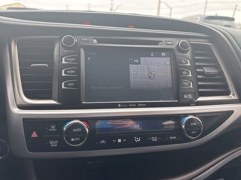Used 2018 Toyota Highlander XLE image 28