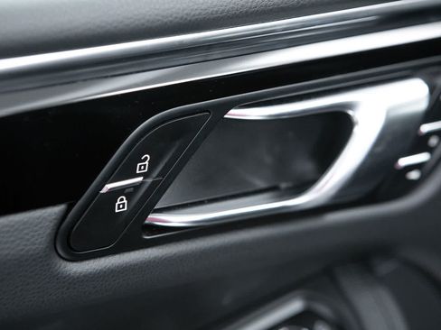 Certified 2026 Porsche Macan AWD/4WD image 26
