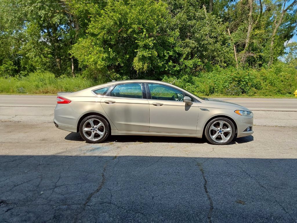 Used 2015 Ford Fusion SE w/ Equipment Group 201A FWD image 2