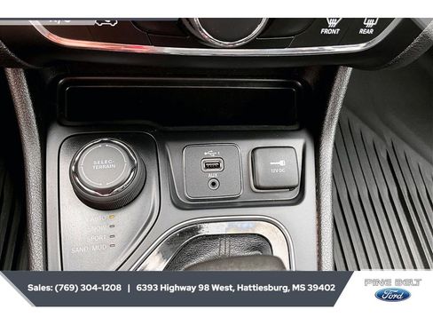 Used 2021 Jeep Cherokee Latitude Plus AWD/4WD image 24