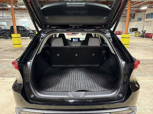 Used 2021 Toyota Venza LE AWD/4WD image 11