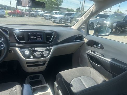 Used 2022 Chrysler Voyager LX FWD image 22