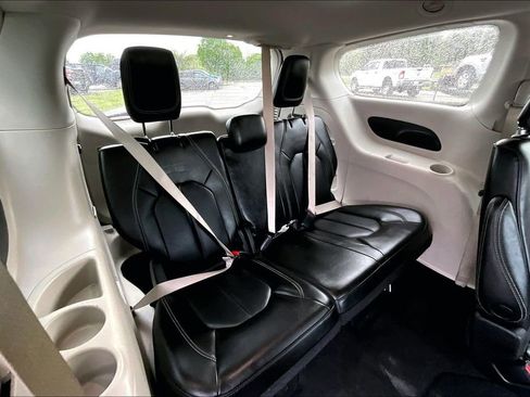 Used 2023 Chrysler Pacifica Touring-L FWD image 25