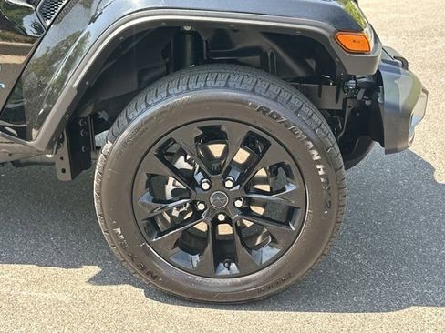 Certified 2025 Jeep Wrangler Unlimited Sahara w/ Safety Group AWD/4WD image 13