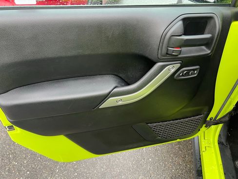 Used 2017 Jeep Wrangler Unlimited Rubicon w/ Connectivity Group image 12