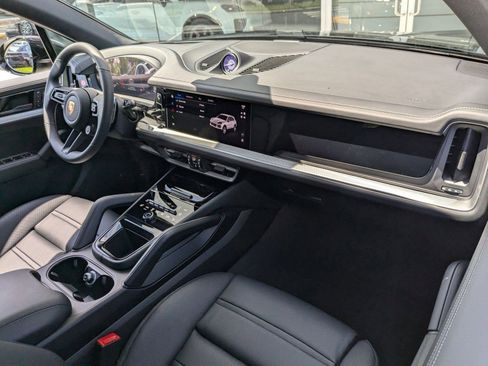 Certified 2025 Porsche Cayenne E-Hybrid image 27