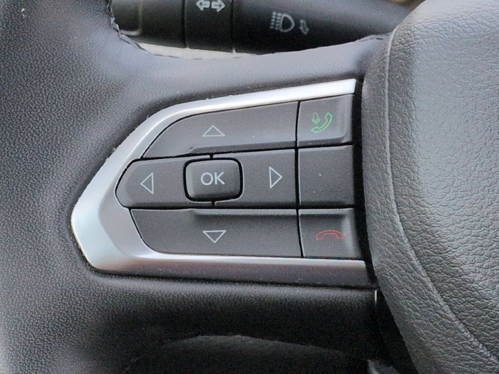 Used 2025 Jeep Compass Latitude w/ Sun & Sound Group AWD/4WD image 20