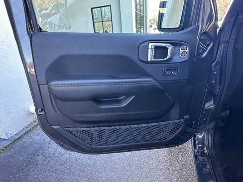 Used 2025 Jeep Wrangler Sahara image 27