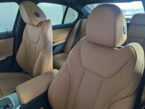 Used 2025 BMW 330i Sedan w/ M Sport Package image 21