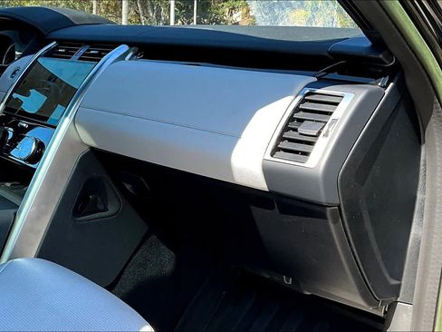 Used 2023 Land Rover Discovery Metropolitan Edition image 18