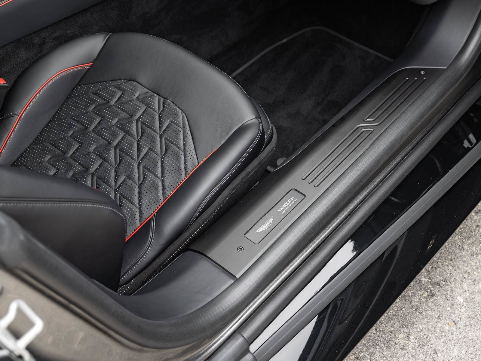 Used 2025 Aston Martin Vanquish RWD image 36