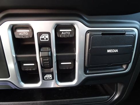 Used 2018 Jeep Wrangler Unlimited Sport S AWD/4WD image 22