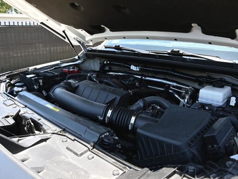 Used 2024 Nissan Frontier S RWD image 18