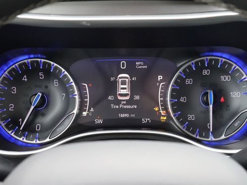 Used 2024 Chrysler Pacifica Touring-L image 28