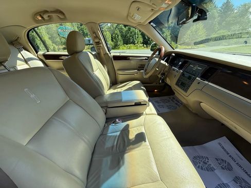 Used 2009 Lincoln Town Car Signature Limited image 18