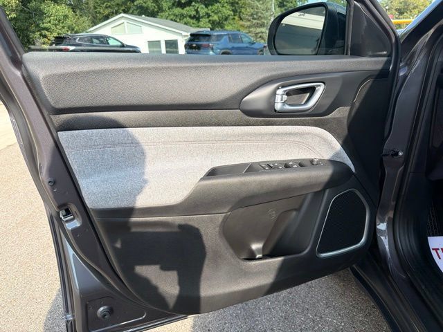 Used 2024 Jeep Compass Latitude AWD/4WD image 16