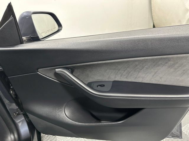 Used 2021 Tesla Model Y Long Range AWD/4WD image 26