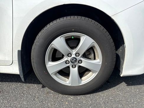 Used 2019 Toyota Sienna L image 11