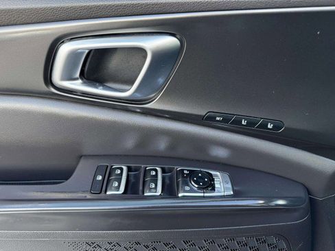 Used 2025 Kia Carnival SX w/ SX Dark Edition Package image 18