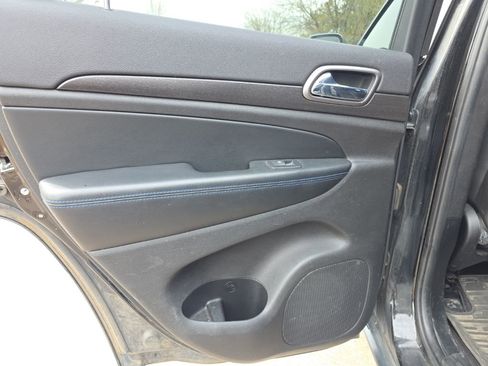 Used 2018 Jeep Grand Cherokee Laredo image 16