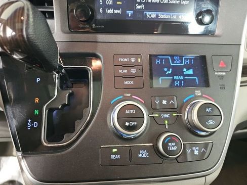 Used 2015 Toyota Sienna XLE image 21