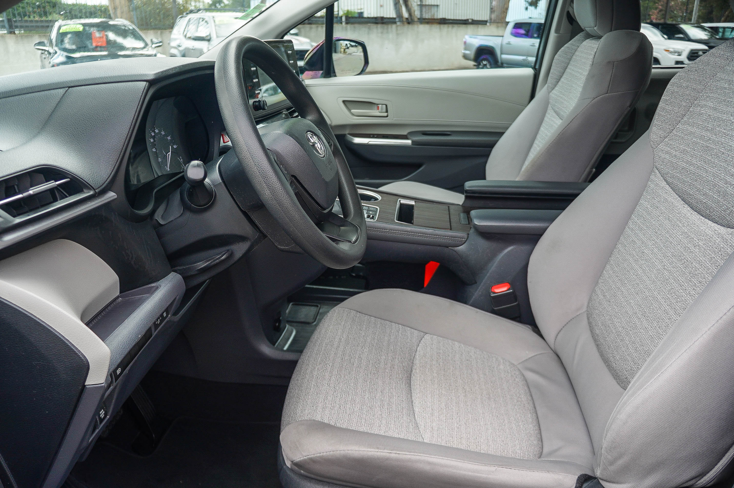 Used 2023 Toyota Sienna LE FWD image 19