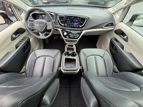 Used 2024 Chrysler Pacifica Touring-L FWD image 18