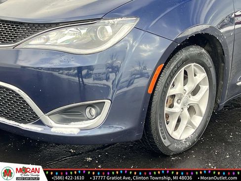 Used 2018 Chrysler Pacifica Touring-L Plus w/ Tire & Wheel Group image 8