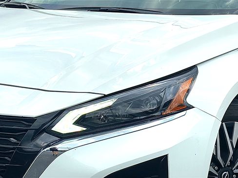 Used 2025 Nissan Altima 2.5 SV FWD image 4