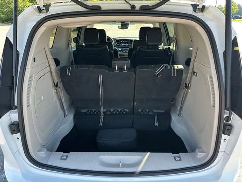 Used 2024 Chrysler Pacifica Limited FWD image 30