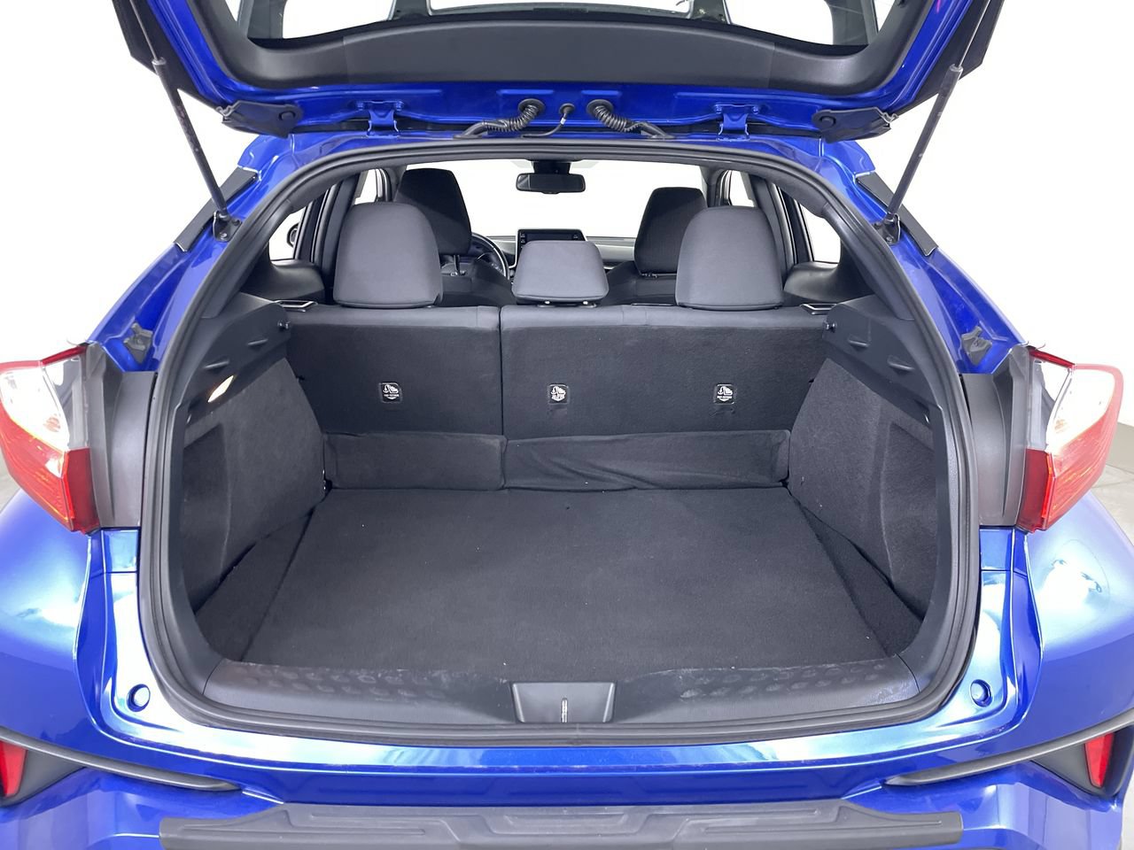Used 2019 Toyota C-HR XLE FWD image 22