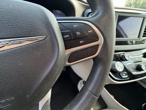 Used 2018 Chrysler Pacifica Touring Plus FWD image 35