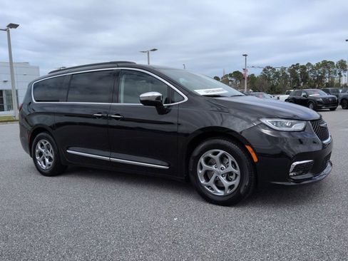 Used 2022 Chrysler Pacifica Limited image 3