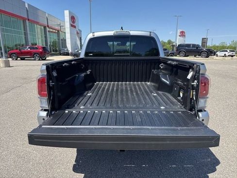 Certified 2022 Toyota Tacoma TRD Off-Road w/ TRD Premium Off Road Package AWD/4WD image 12