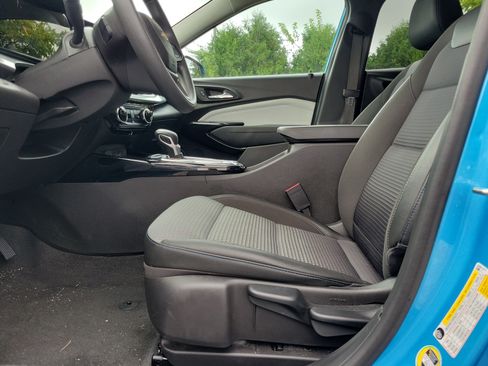 Used 2025 Chevrolet Trax LT FWD image 16