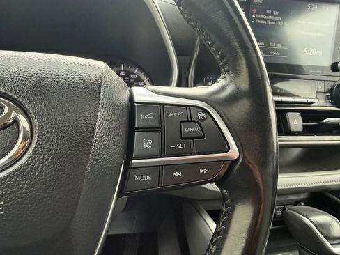 Used 2021 Toyota Highlander XLE AWD/4WD image 29